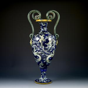 Vaso con anse serpentiformi e decoro a grottesche a fondo blu - Manifattura Molaroni, inizio del sec. XX